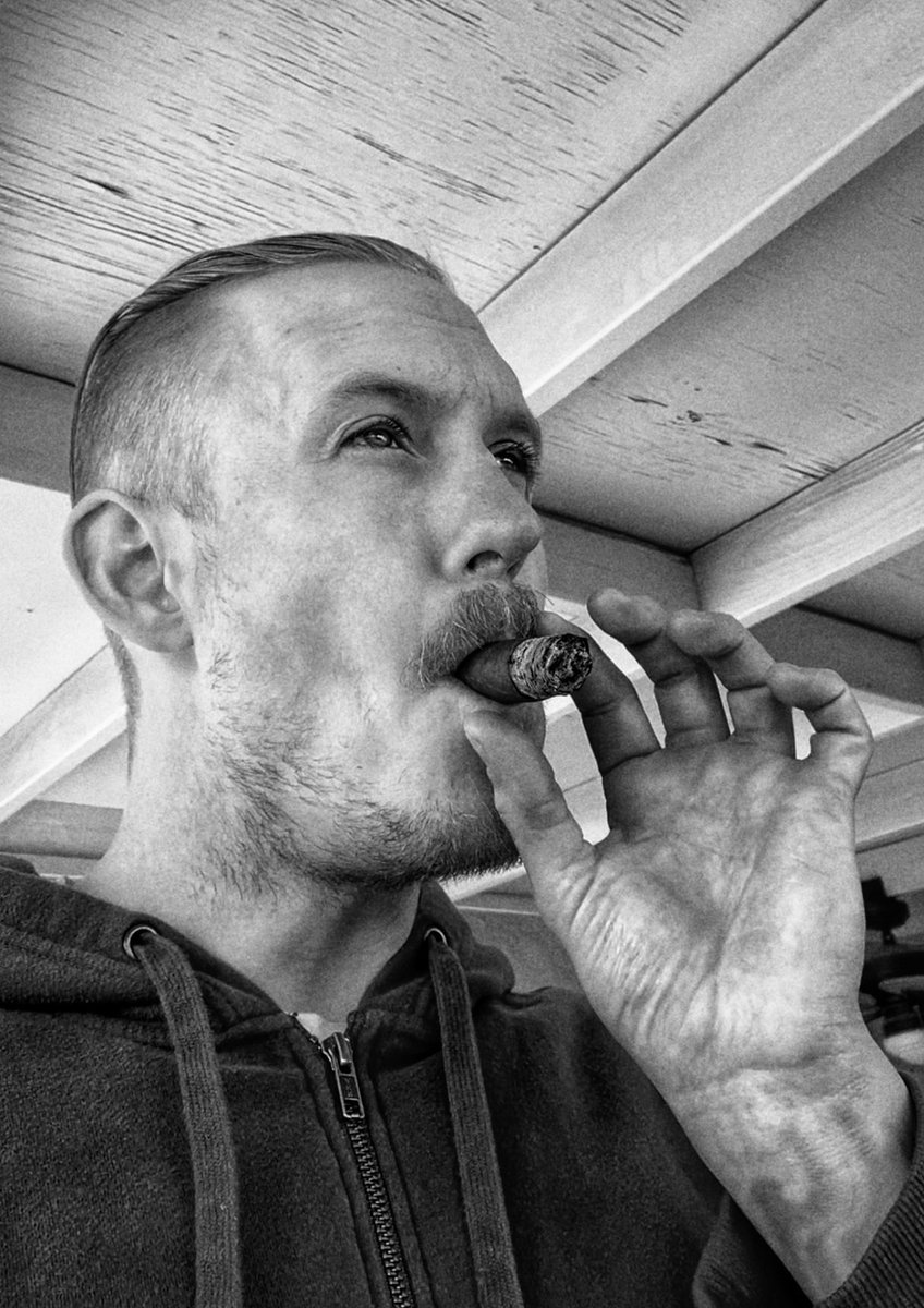 Okay #TwitterFamily how far down do you prefer to smoke your cigars? I tend to go until my fingers burn! #cigar #PSSITA #cigars #cigarlife #botl #sotl #smoke #smoking @CigaRSS