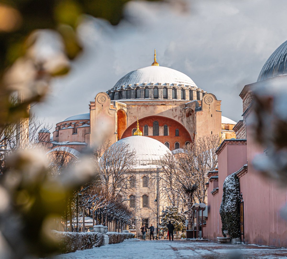 Rahmet ayı Ramazan-ı Şerif’in müjdecisi olan Berat gecenizini tebrik ederiz. Bu mübarek gecenin, Milletimize ve İslam alemine bereketler, tüm insanlığa da hidayet ve barış getirmesini Cenab-ı Hak'tan niyaz ediyoruz. 

#beraatkandili