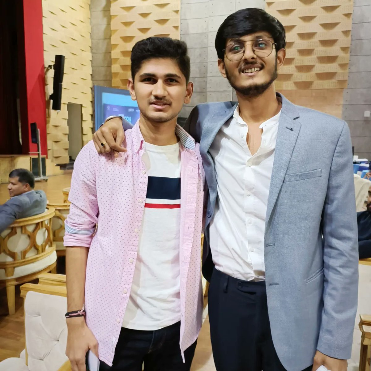 DivyanshuS8's tweet photo. Got an opportunity to interact with the founder and CEO of our favorite Chai sutta bar @tbhAnubhav
You are really really an inspiration for all of us.

#CEOs #founders #csb #seminar #intreview #startups #unicorn #indor #sharktankindiaseason2 https://t.co/n9SnTGgKdA