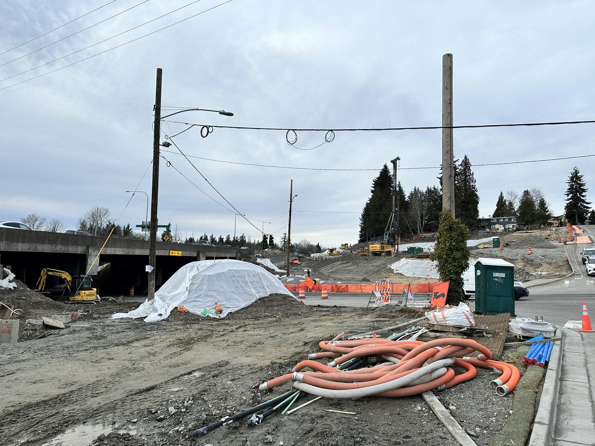 Finnhillian's tweet photo. The WSDOT I-405/132nd Street interchange improvements are progressing. Still trying to visualize how the multi-lane roundabouts, new on/off ramps, vertical grades, enhanced day lighted creek, and ped/bike facilities will all come together. https://t.co/uL5kwLu8JC