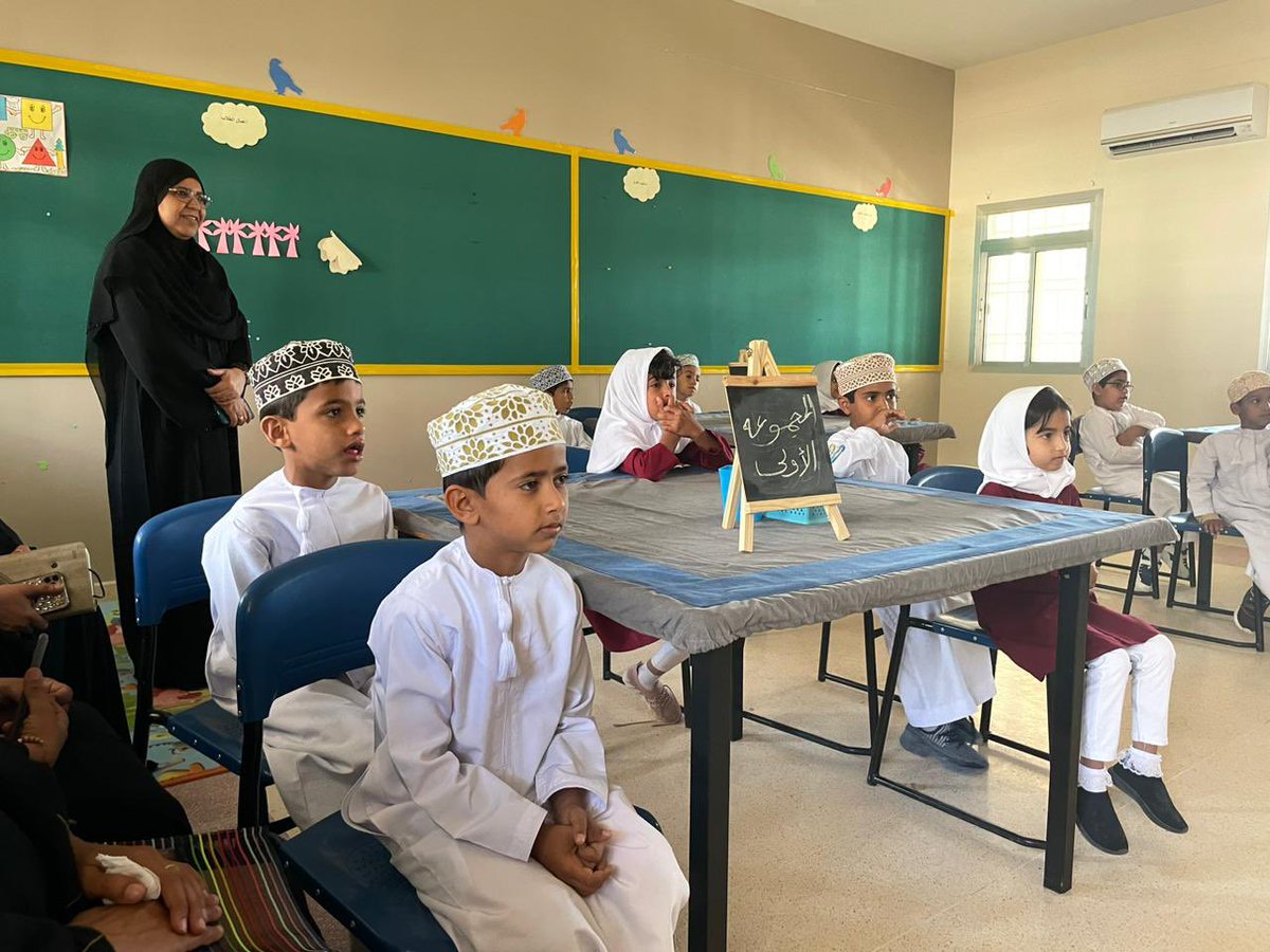 وعرض استراتيجيات التعلم المستخدمة في المنهج بحضور مديرة المدرسة فاطمة الراسبية، ونفذت مشرفة المادة شيخة السنيدية قراءة موجهة (ابدأ بالاهم ولو كان صعبا) والاجتماع لمناقشة منهج عالمي الرقمي للمادة.