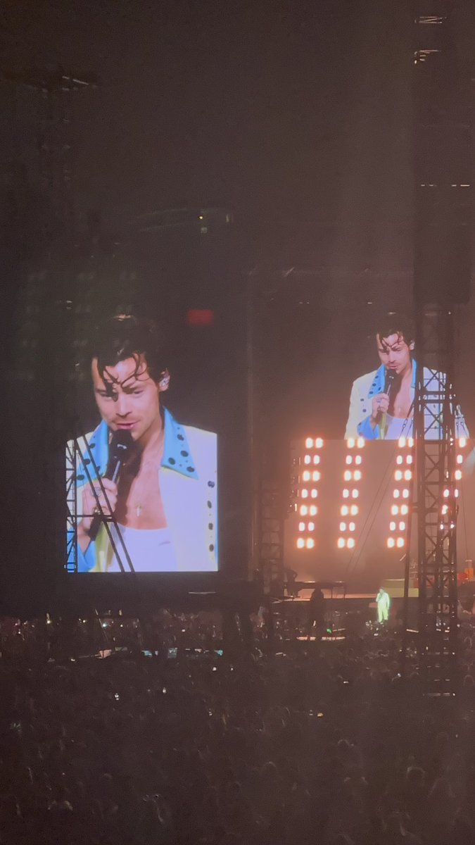 insanelyzarry's tweet photo. HELLO ITS BEEN A WHILE I SAW HARRY ON FRIDAY NIGHT AND WE GOT MEDICINE I2TG MY SOUL LEFT MY BODY https://t.co/8smMzLEwRx