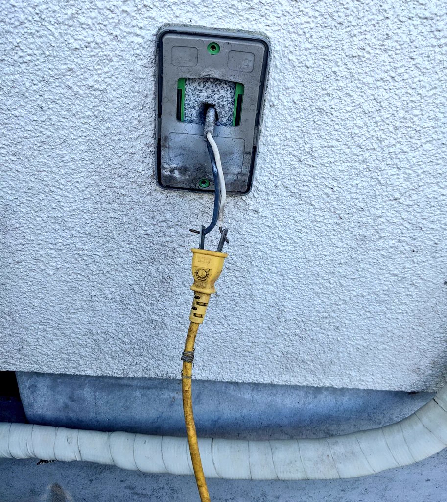 絶叫する状態。屋根のリフォームを検討されているお客様の家で見てしまった物。