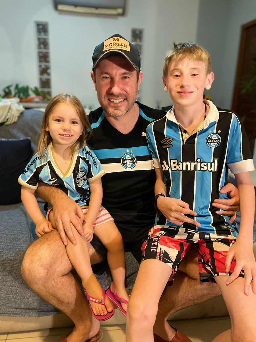 jessetsantos's tweet photo. Mais um GRENAL, vamos GRÊMIO!!! https://t.co/GEM8mEIavI