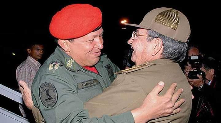 ArzuagaReyes's tweet photo. #ChavezVive a 10 años de su siembra. #Raúl, como #Martí a #Bolivar, sin quitarse el polvo del camino subió al Cuartel de la Montaña a rendirle tributo, así lo haría #FidelPorSiempre. @DiazCanelB :
" Nuestra América perdió por segunda vez a Bolívar y Fidel y #Cuba al mejor amigo" https://t.co/hsVdxbCVkW