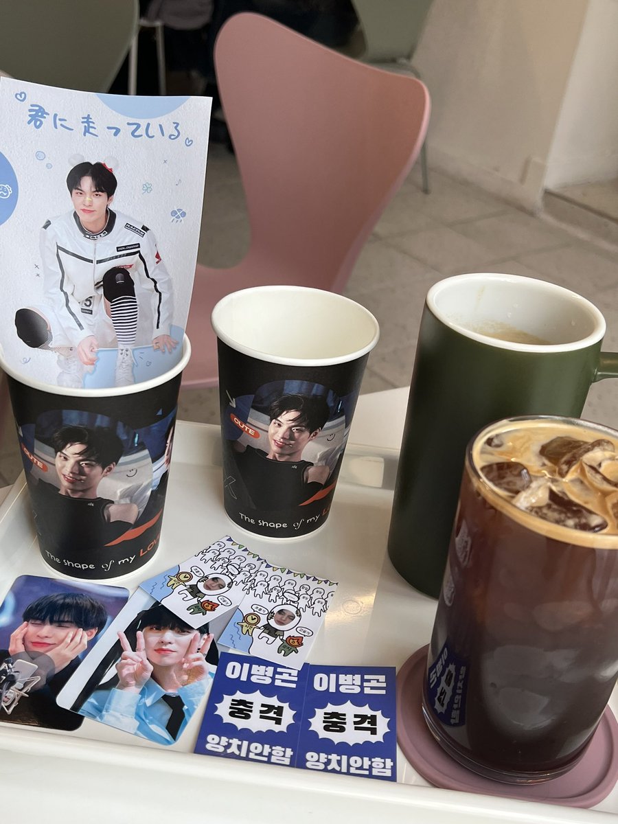 ummanafixya's tweet photo. 밖에 엄청 큰 현수막부터 내부는 곤이처럼 완쟌히 귀여웠음!
와서 사진 보는것만으로도 행복했는데 곤이도 와서 그 행복 느끼고 갔었으면!!(그랬을거임!) 
앤나 커피 양도 많고 크로플이 맛있었다!(중요)
이벤트 열어주셔서 감사합니다!곤아 곤강해!!
#마이곤_생일축하해
#항상_곤이곁에_있을게 https://t.co/w6EQ4XyM2N