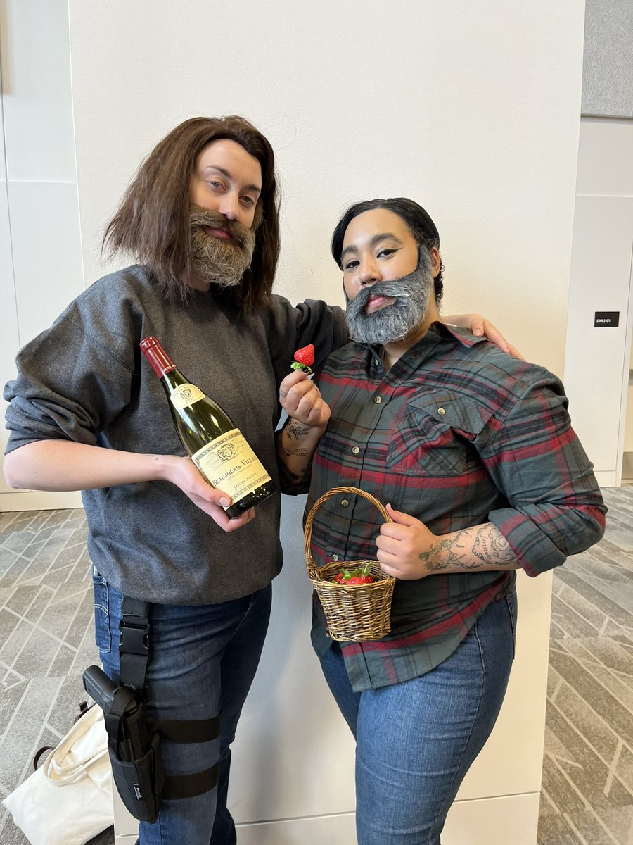 SaraSproull's tweet image. One more good day at #ECCC2023 

Prepping for tonight’s ep w/ strawberries &amp;amp; a bottle of Beaujolais! 🍓🍷@Neil_Druckmann @Nick_Offerman @clmazin