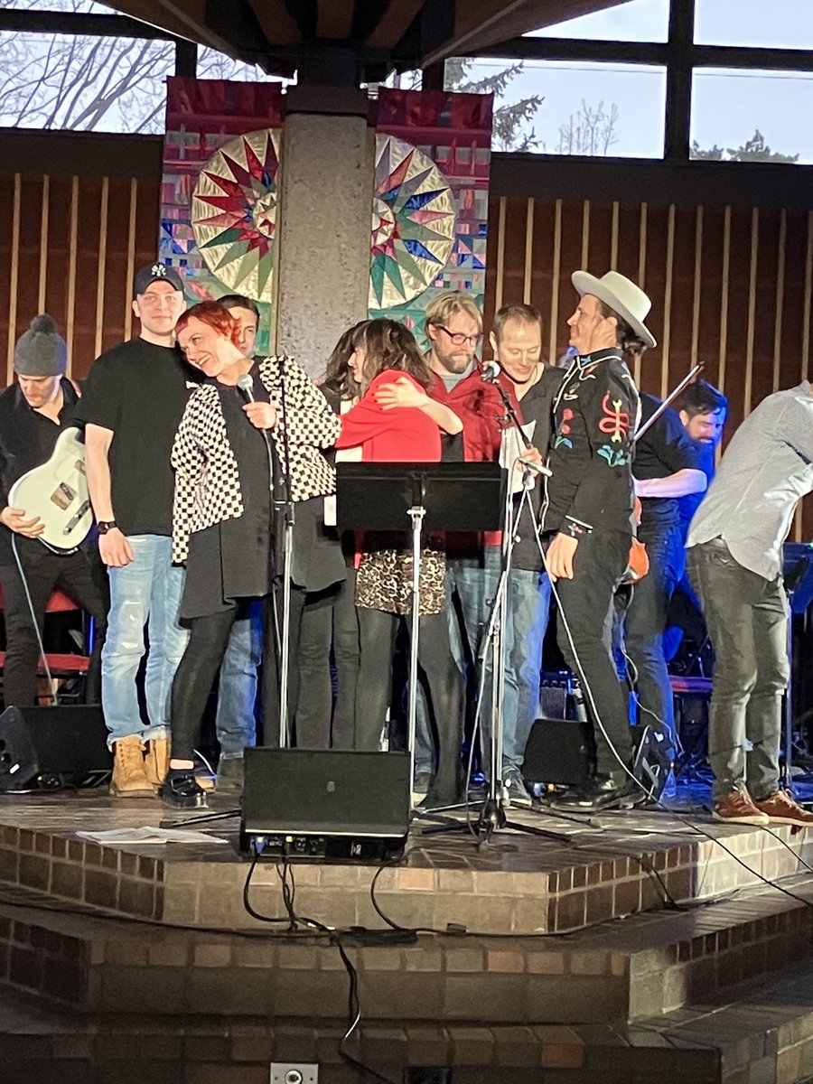 In a moving conclusion to #Vysotsky+Dylan :The Summit ⁦<a href="/Macalester/">Macalester College</a>⁩ guest musicians sing together in Russian #Dylan ‘s Blowin’ in the Wind, translated during the 3 day event by Olga Chikina. У ветра, у ветра ответ. ⁦<a href="/MaryMcBrideBand/">Mary McBride Band</a>⁩ ⁦<a href="/gogoIan/">Ian Moore</a>⁩ @USEmbassyMoscow