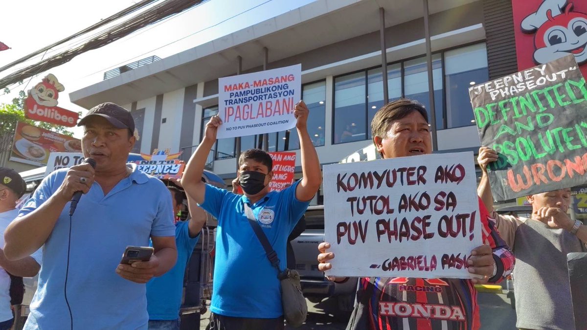 KaraTaggaoa's tweet photo. PASIG STRIKE CENTER! #NoToJeepneyPhaseout

Maraming sumusuporta! Maraming nakikinig! Marami pa kaming nandito sa terminal at aabot ng 100 pax ang nasa strike center (mainly drivers), kaya tumatanggap po kami ng donations and supporters! 😀 https://t.co/6FLAxJ3U3F