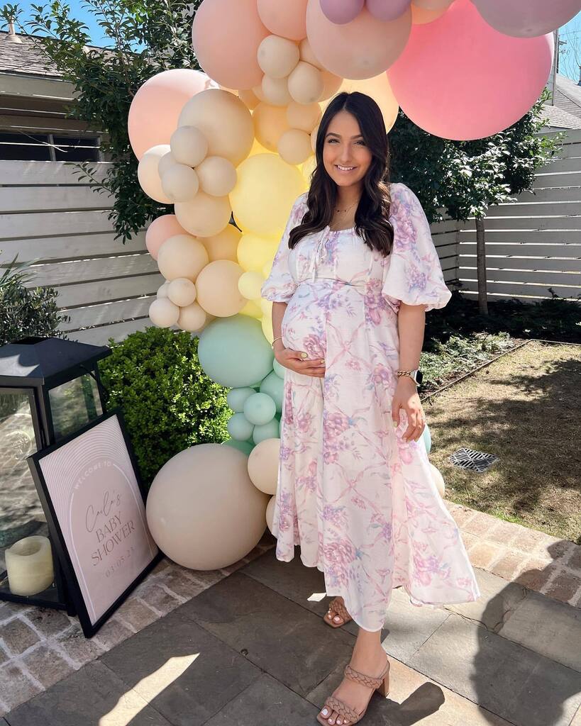I had the best weekend celebrating my sweet friends 💕🤰🏻Lots of pink and purple vibes and I loved every minute of it!! Love having friends pregnant the same time as me too- we’re all in this together 🥰 •
• #nextwithnita #nwnstyle #family #thirdtrimest… instagr.am/p/CpbfUpwOo0V/
