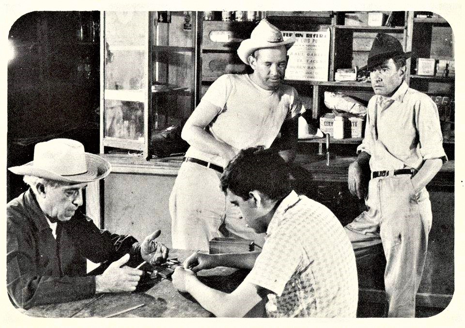 Carlos Monsiváis jugando dominó mientras un taciturno Juan Rulfo espera su oportunidad.
En 1964 el cineasta Alberto Isaac adaptó un cuento del desconocido Gabriel García Márquez y congregó a una espectacular lista de personajes: