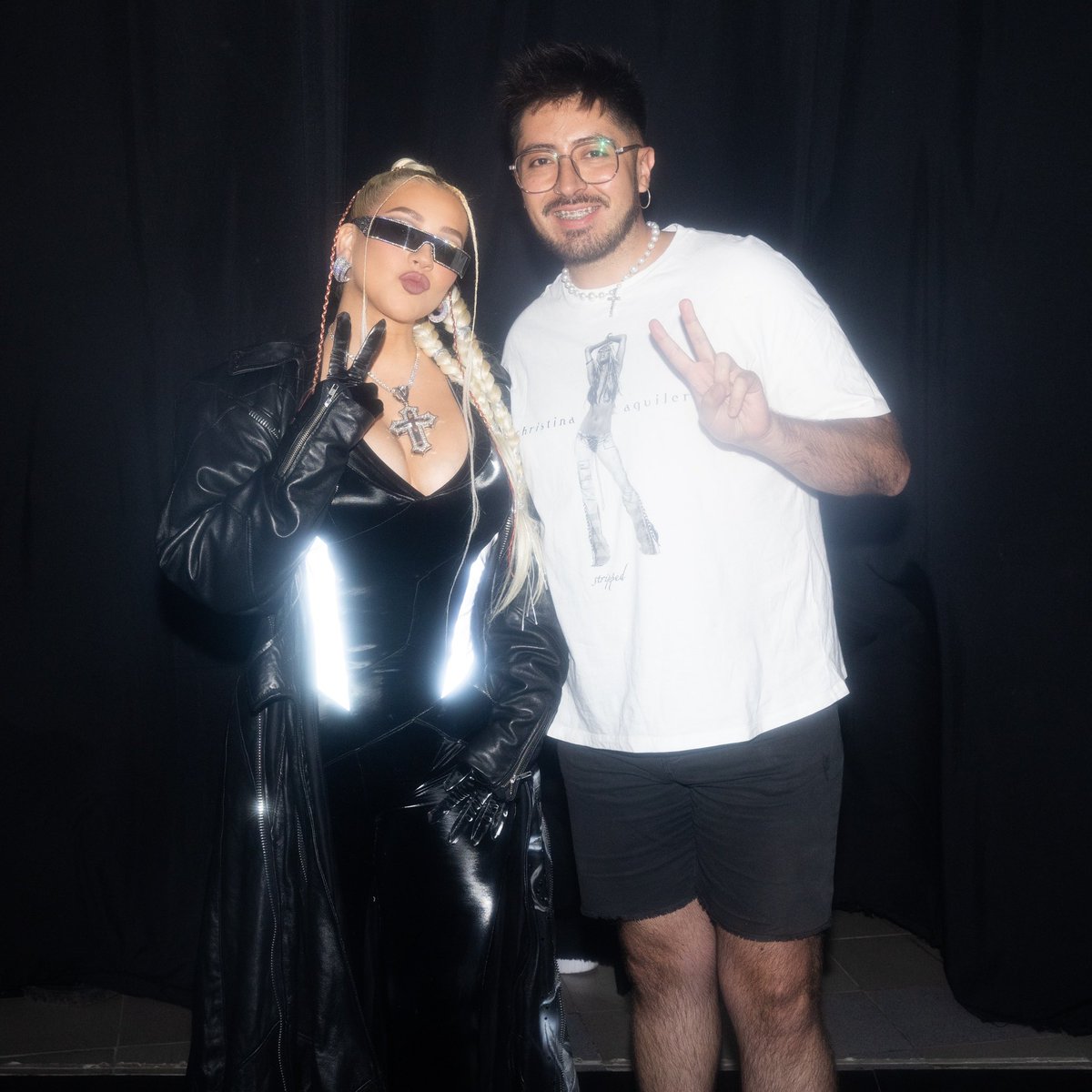 alezhon's tweet image. Sí. Me saqué una foto con @xtina en su paso por Chile. Mi Ale de los 12 años llora de felicidad y no puede creer que le cumplí su gran sueño imposible. Te amo #xtina #xtinaenchile #chile