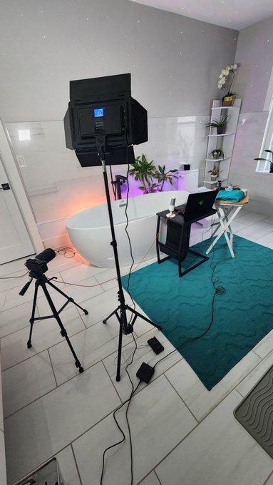 Before and after emptying balls and wallets from my bathtub. https://t.co/sPGtLAp8ZX