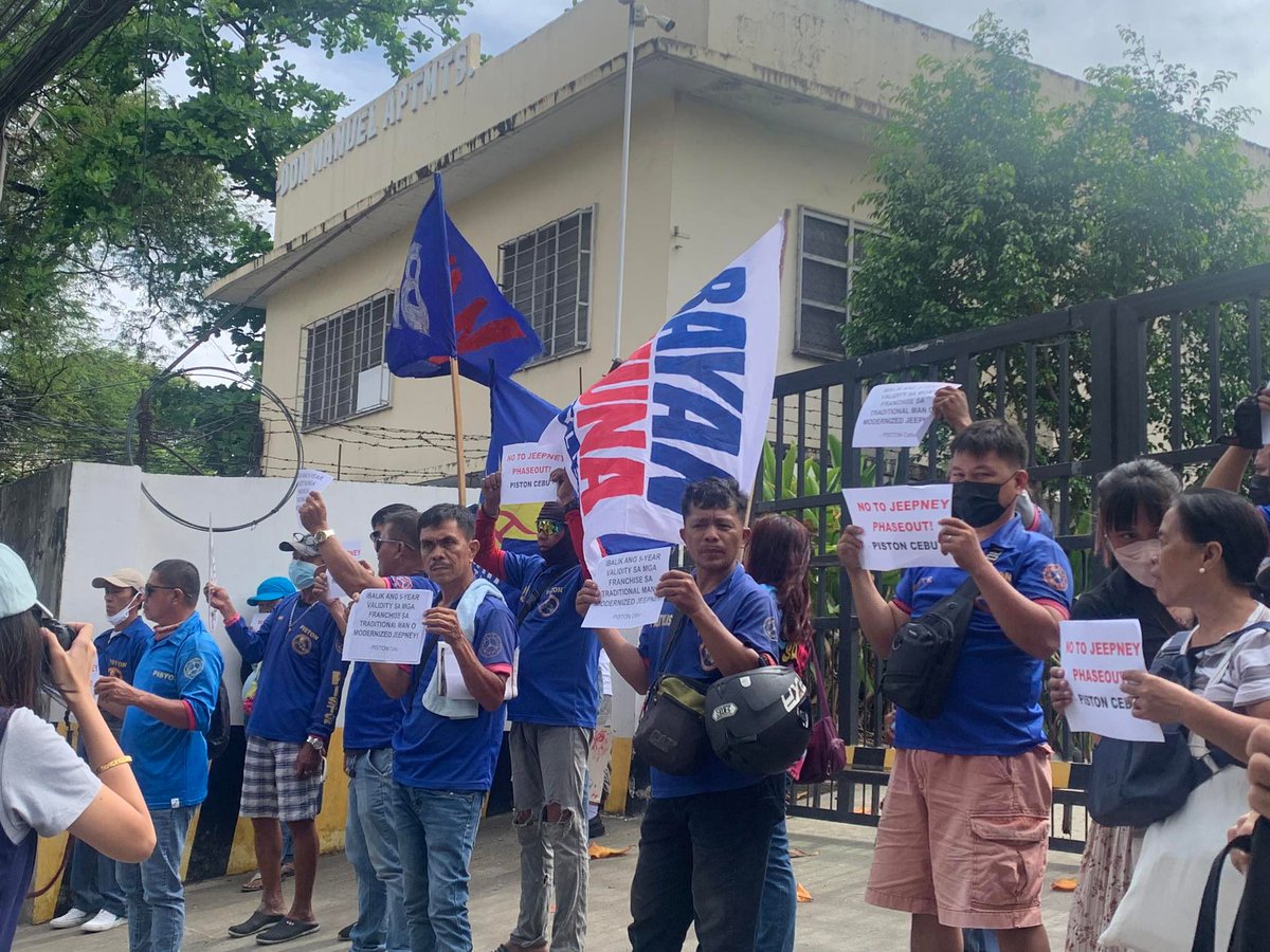 LFSPhilippines's tweet photo. Sa buong bansa, hindi lang sa NCR, ang paglaban sa jeepney phaseout!

📌Cebu

Drivers and operators hold a protest in front of the LTFRB Region 7 office to urge the govt to scrap the anti-people and pro-corporation jeepney phaseout.

#NoToJeepneyPhaseout
#SupportTransportStrike https://t.co/pWjS4x4Bla