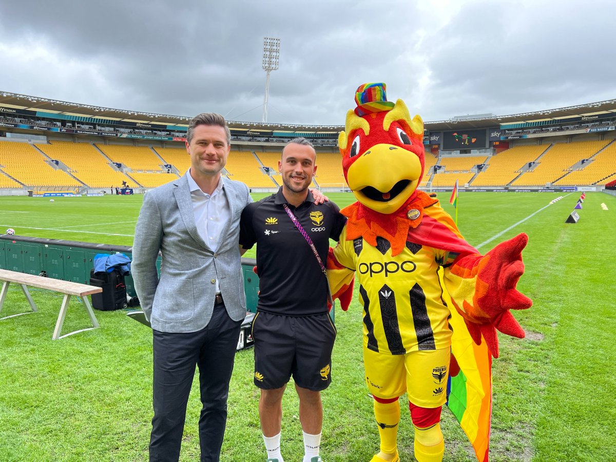 This is me, <a href="/ClaytonLewisNZ/">Clayton Lewis</a> and a fan on Saturday at <a href="/skystadium/">Sky Stadium</a> 

💛🖤