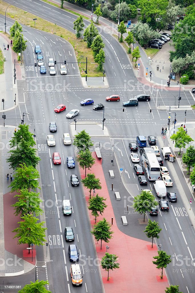 Navneetsahay's tweet photo. @SRVishwanathBJP @BBMPCOMM Bangalore में आजCC Medianऔर टाइल वाले पेवमेंट बन रहे।जैसे कल्याण नगर और येलेहांका में जिसमे पेड़ों के लिए कोई जगह नहीं छोड़ी जा रही? ऐसे ही विकास माडल से फरवरी मार्च में ही भीषण गर्मीपड़ने लगी।पेड़ के लिए भी 1/2 टाइल निकाल।कर जगह बनाएं जैसे नीचे https://t.co/tews9GRdAN