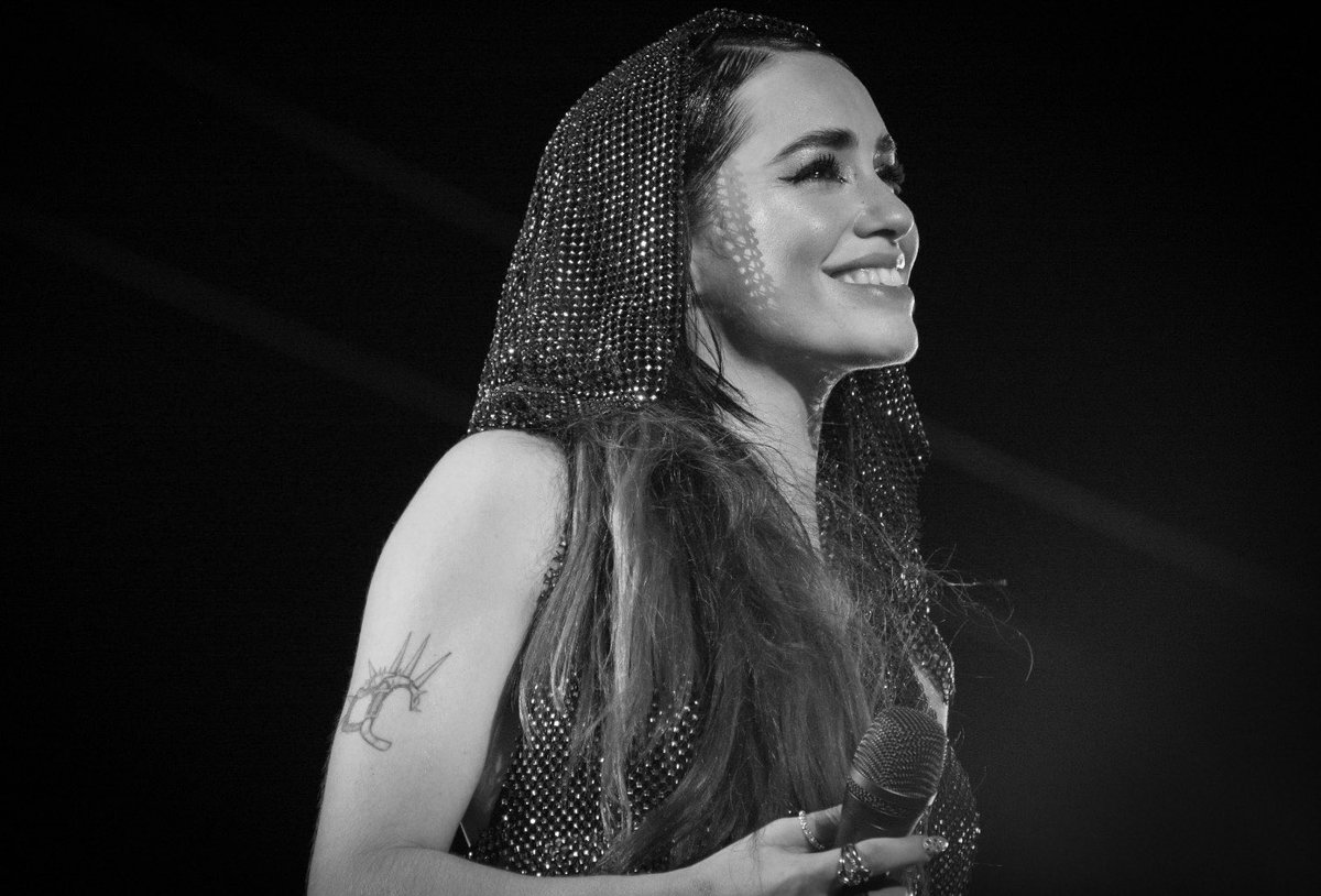 MONORRG's tweet photo. La emoción pura de @lalioficial y felicidad ante su fiel público que reventó Vélez ! Histórica noche de Lali! https://t.co/aEyIR8enok