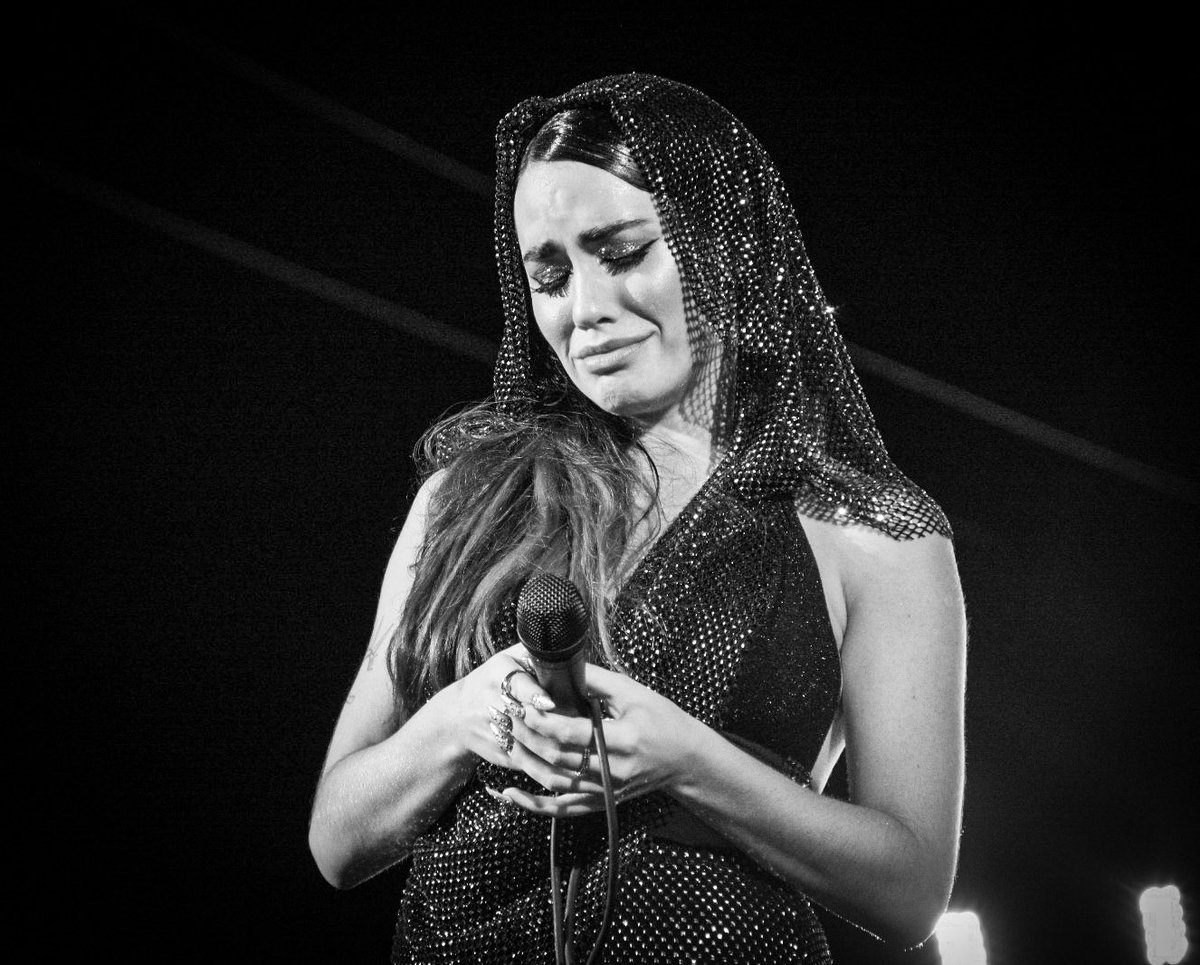 MONORRG's tweet photo. La emoción pura de @lalioficial y felicidad ante su fiel público que reventó Vélez ! Histórica noche de Lali! https://t.co/aEyIR8enok