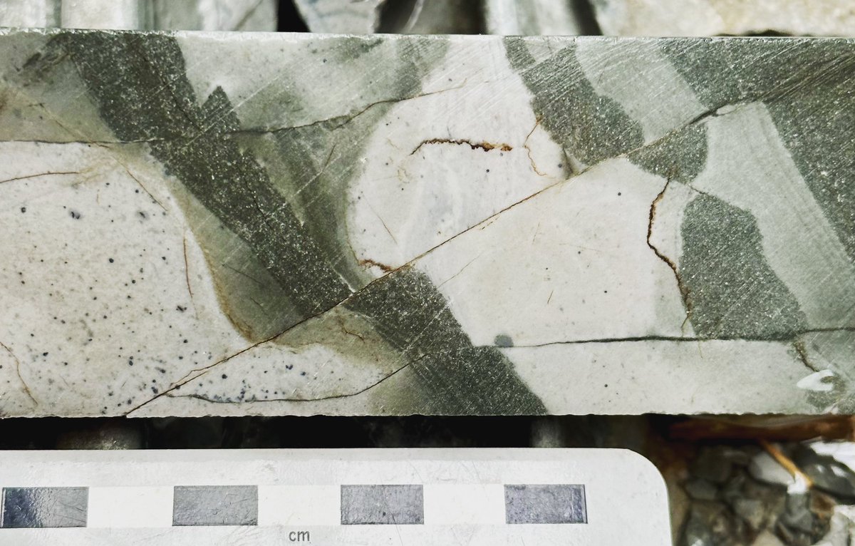 WeiHong86's tweet photo. Checking drill core rocks at coreshed again. It likes a piece of art https://t.co/9xzH4Ym6f5