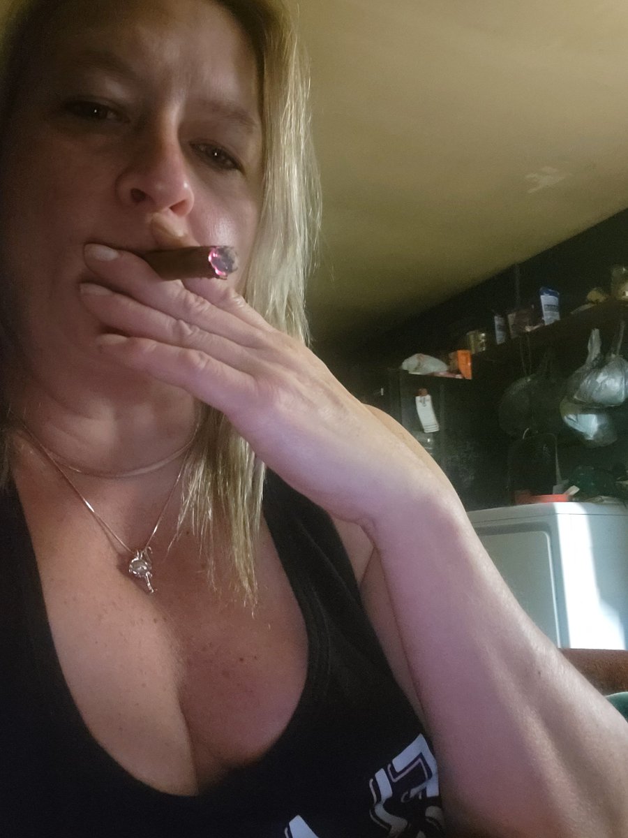 valp777's tweet photo. Good night! #cigar https://t.co/lb12g1TqP4