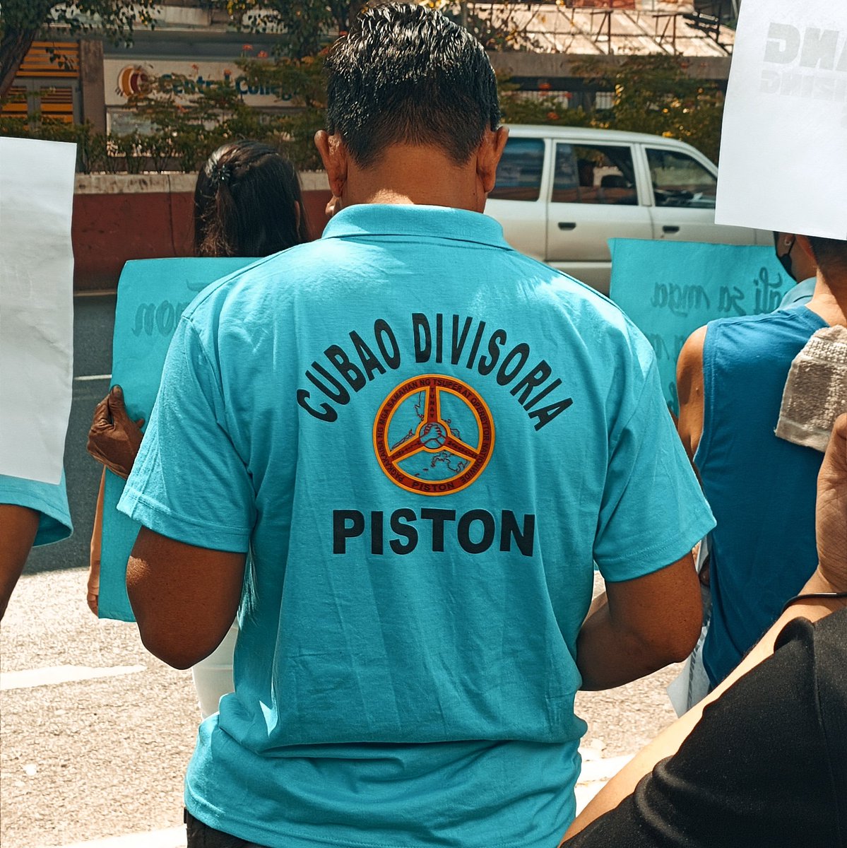kuya_carlooo's tweet photo. HAPPENING NOW: Protest of PISTON Cubao-Divisoria regarding the jeepney phaseout at Aurora Blvd. This marks the start of the week-long strike of jeepney drivers.

#NoToJeepneyPhaseout 
#JeepneyPhaseoutIbasura https://t.co/qrYQj4ksdq