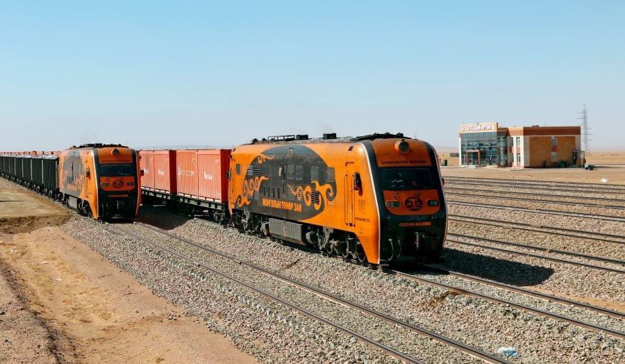 Тавантолгой-Зүүнбаян чиглэлийн төмөр замаар шатахуун тээвэрлэхээр бэлтгэл ажил  хангаж байна. Ингэснээр хөрсний бохирдлыг багасгах, байгаль орчинд үүсэж болох сөрөг нөлөөллийг бууруулах, даац хэтрүүлэн шатахуун тээвэрлэж авто замаа эвдэхгүй байх ач холбогдолтой 📍