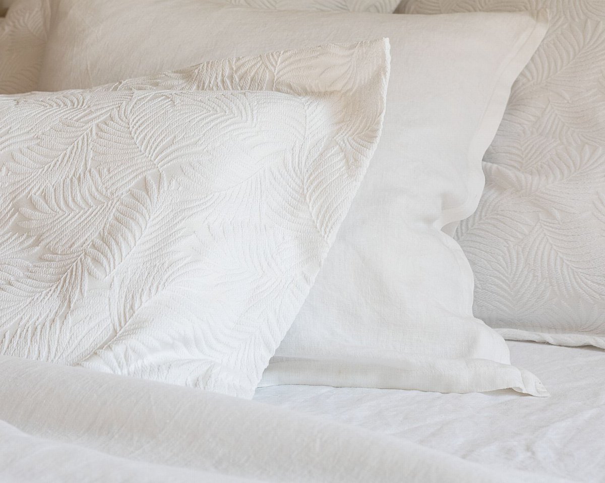 DefiningEleganc's tweet image. Anne de Solène Empreinte Bedding Collection
A special jacquard woven design of stylized plant fronds, all over the coverlet and front of the Euro sham. 
#AnnedeSolene #DefiningEleganceDotCom