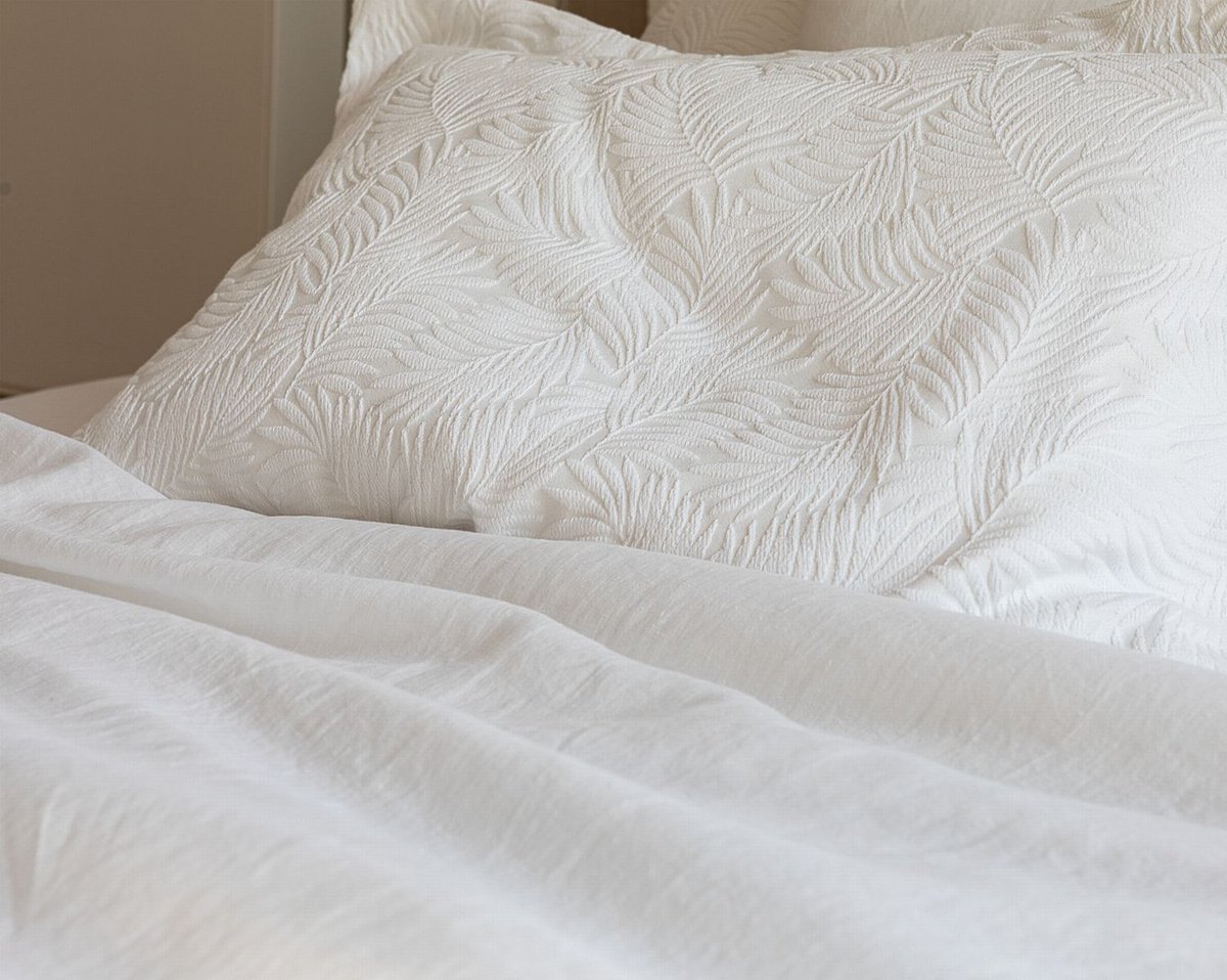 DefiningEleganc's tweet image. Anne de Solène Empreinte Bedding Collection
A special jacquard woven design of stylized plant fronds, all over the coverlet and front of the Euro sham. 
#AnnedeSolene #DefiningEleganceDotCom