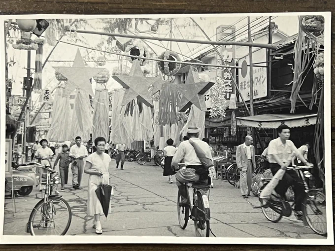 実家からおそらく昭和30年代初頭と思われる一ノ関大町の七夕まつりの写真が出てきました。(私が漫画で描いたのはこのずっと後)。右手の酒屋は木村酒店?左にはお菓子の金光堂のスクーターが見えます。人の往来が多い。  