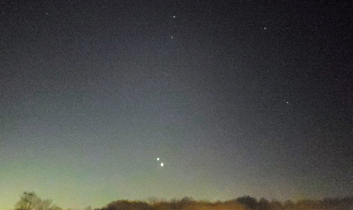MsRaquelScott's tweet image. Jupiter is trying to get close to Venus but, Venus is just trying to get closer to Earth. Um.. Love triangle?