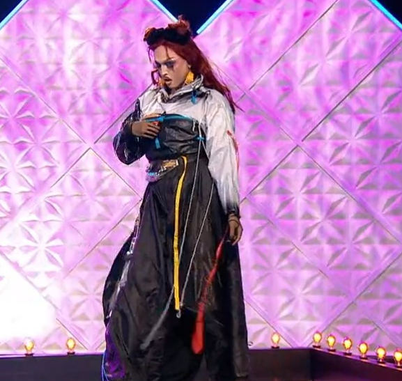 0ndarreta's tweet photo. Festival realness ~  Valenciaga

{DRB0103} Festival realness

{DRB} Drag Race Belgium

#pasarela #runway

#DragOlimpics #RuPaulsDragRace #DragRace #drag

#coleccion #collection

https://t.co/sdNPnc0QWT https://t.co/ZjBJ4LndNu