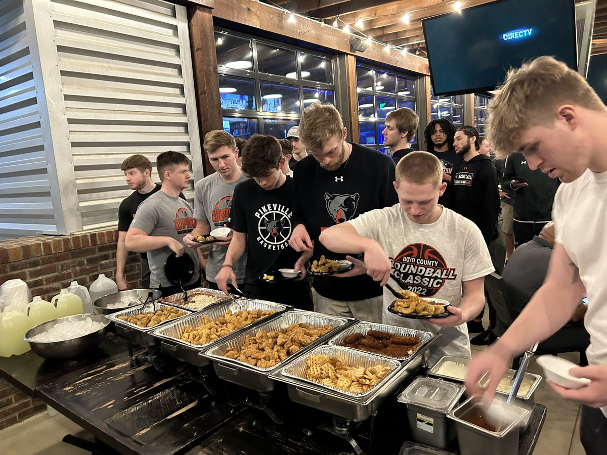 UPIKEBasketball's tweet photo. Guys were treated to some Louisiana style food tonight as well as some team interaction activities. 

Thanks to @CoachBlank for putting together an awesome welcoming experience for the participating teams in Alexandria. https://t.co/tUnxh1dsmw
