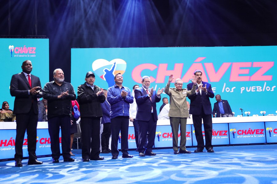El General de Ejército Raúl Castro Ruz participó este domingo en el Encuentro mundial por la vigencia del pensamiento bolivariano del Comandante Hugo Chávez Frías en el siglo XXI, que tuvo lugar en Venezuela🇻🇪.

Junto a él, llegó el homenaje de toda Cuba🇨🇺 al  entrañable amigo.