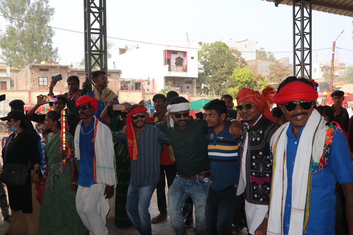 KannojMahendra's tweet photo. कल अलीराजपुर जिले के छकतला भोंगर्या हाट में जयस साथियों के साथ पारंपपारिक ढोल मांदल पर नाच कर आनंद लिया...जोहार https://t.co/nAIDPxzMM6