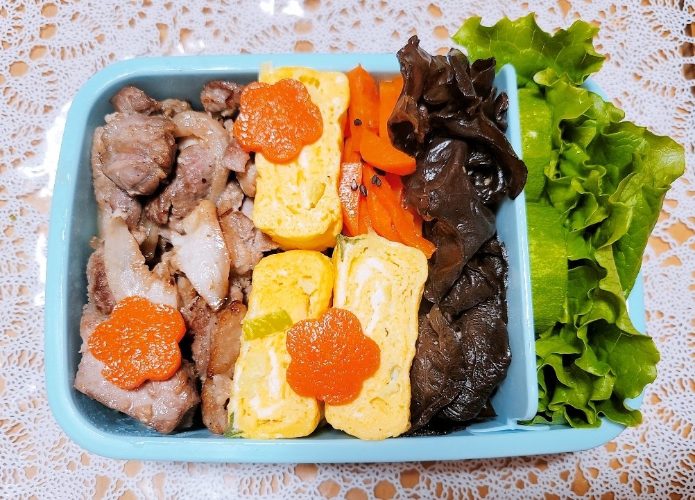 pale_rira's tweet image. 🎀今日のお弁当🎀
🥩タメ肉
🍳卵焼き
🥕にんじん炒め
🍄きのこ炒め
🥬&amp;amp;🥒

#きのこ #料理好きな人と繋がりたい 
#LunchMenu #昼ごはん #food
#LunchMeat #料理 #lunchbox
#お弁当 #弁当 #お弁当作り楽しもう部 #お弁当記録 #弁当記録 #Foodie 
#cooking #飯テロ #ご飯 #肉