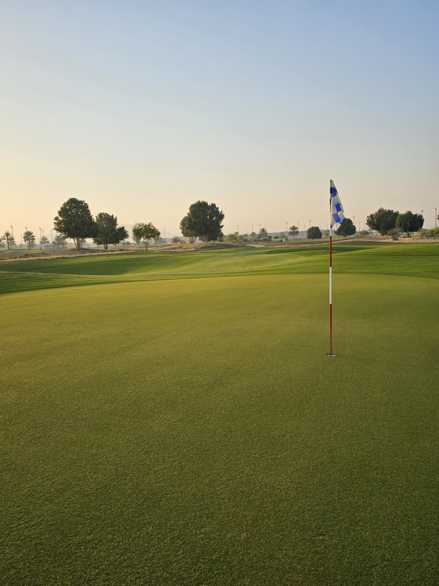 Monday morning push with the team pencil tinning + top dressing greens. Relocating trees around the new 5th black tee currently being built and degrassing of hole 1 to bring back its original shape. 

#agronomy #golf #Alain <a href="/aesgc/">AESGC</a>