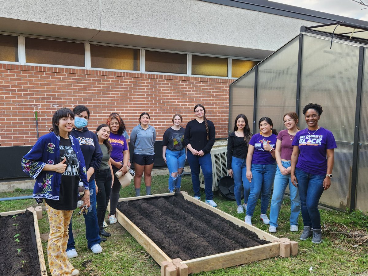 RyalsGonzalez's tweet photo. If you're looking for the members of @Scarborough_NHS on a Wednesday, you'll find us outside getting our hands dirty with Mr. @RDavid_Pineda #ProjectBeautiful #ScarboroughNHS #cucumbers #tomatoes #flowers #PinedasGreenThumb https://t.co/045oLxOnZE