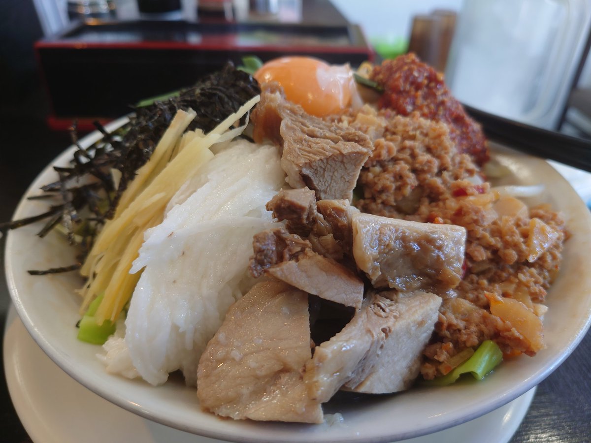 shujik3's tweet photo. あっ晴れ緒川店さんで限定の雪崩式台湾まぜそば2辛
コロチャー追加で雪崩に落石もプラス
雪崩式!?
他の台湾との違いはたけのこ入りミンチと山芋、生姜が入ってるのと全卵使用
そして味変トッピングの火山入り
山芋と全卵のﾄﾞｩﾙﾝﾄﾞｩﾙﾝで啜りやすい🤣
たけのこのｼｬｸｼｬｸ食感も楽しい https://t.co/3DO0BuxMof