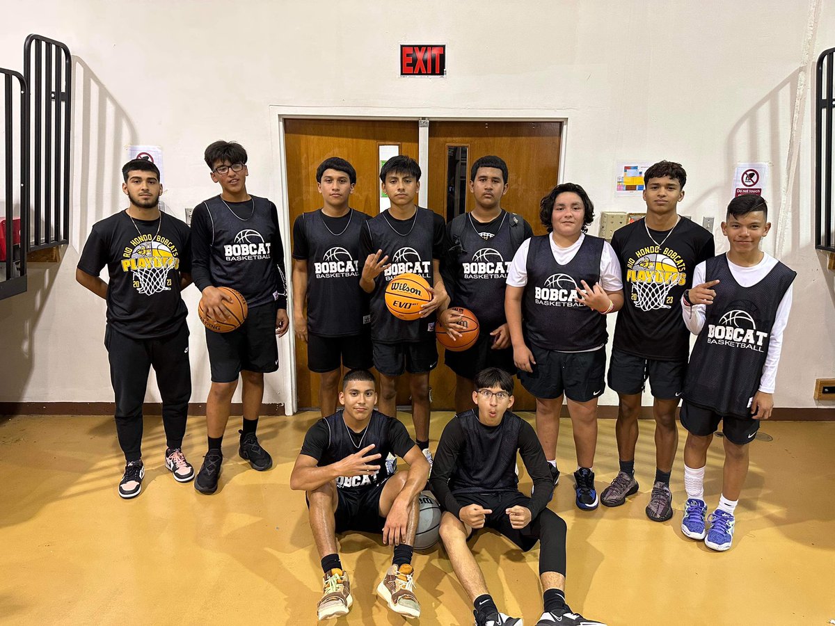 CoachAlvarezRH's tweet photo. Great job today by our 8th grade boys. They competed in the March Madness Tournament in Brownsville, Tx. 

Thanks to @jbasaldua3 and @osiel_gonz for coaching the guys. Always great to give back to the program. 

WE
——
ME

#BOBCATBASKETBALL https://t.co/vYcXy2NwdN