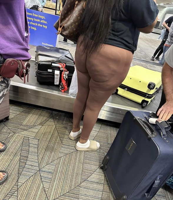 I thought the whole ass was out 😂😂😂 https://t.co/lZ53da6WUS