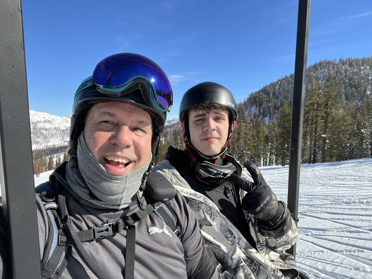 Slashcrashcup1's tweet image. Sierra at Tahoe with Fam.  Loving that powder.  I actually tried to livestream it but bad signal :(