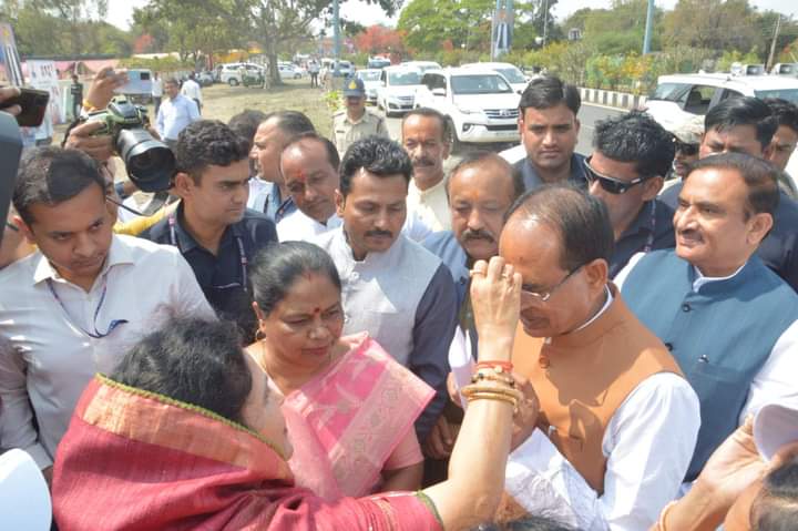 KrishnaGaurBJP's tweet photo. माननीय मुख्यमंत्री श्री @ChouhanShivraj जी के जन्मदिन के अवसर पर उनके साथ गोविंदपुरा विधानसभा क्षेत्र के अवधपुरी में स्थित विधायक कार्यालय के सामने निर्मित 'शिव वाटिका' में पौधरोपण किया। 🙏
#Plant4Shivraj
#OnePlantADay
#PlantInMP
#happybirthdayshivrajji https://t.co/C24W96E914