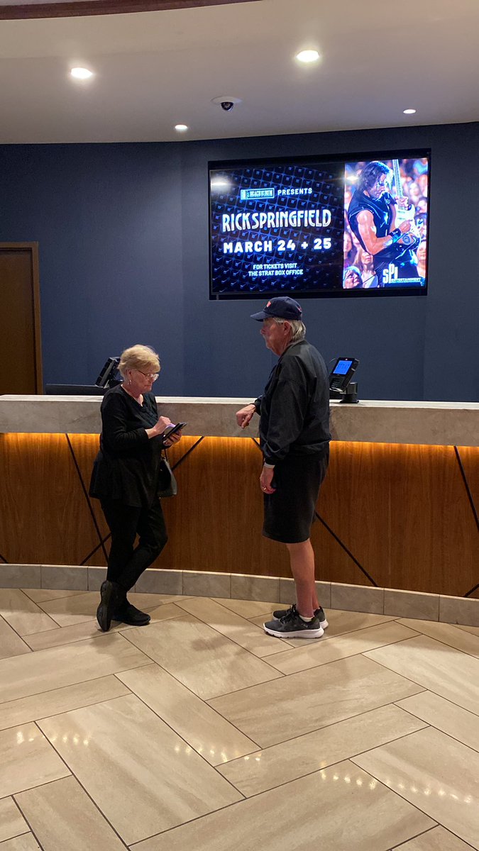 WilderWrites's tweet photo. @stratvegas Wow! I’ve been waiting 15 minutes just to get a card to the room I already checked in to using self-check. You took my credit card and charged it but no key and no help in sight. https://t.co/DyOYF88V08