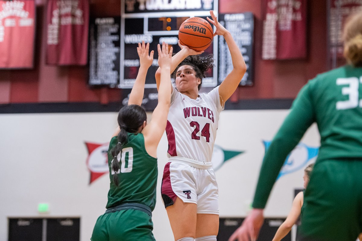 ORSportsPhotos's tweet photo. Tualatin girls advanced to the OSAA 6A Girls Basketball Championships at the Chiles Center with a convincing 40-24 home victory over Sheldon on Friday night. Coverage for the Valley Times https://t.co/Zn9rRdfEnF  #opreps @TualatinGirlsBB https://t.co/eN85zCyTsp