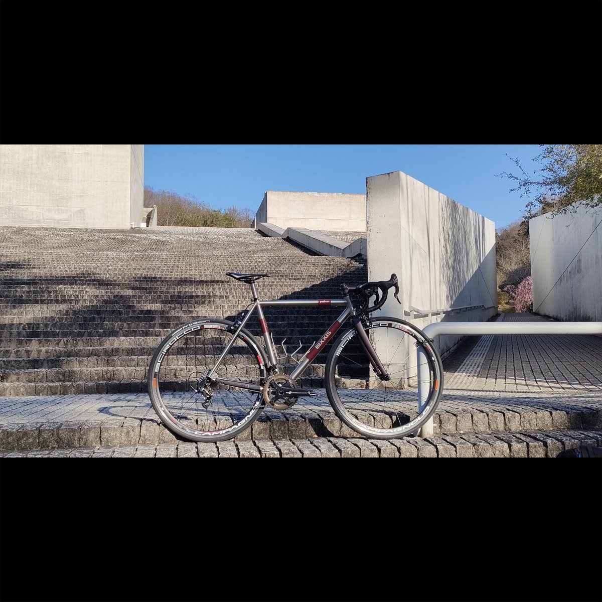 bixxisjapan's tweet photo. 暖かくなったので、安藤忠雄氏の代表作である博物館を訪ね、大阪の端っこのほうに行ってみました🙂
#いつかはBIXXIS
#bixxis
#bixxisjapan
#pathos
#prima
#epopea
#fronda
#steelbikers
#steelbike
#madeinitaly
#handmadeinitaly
#handmadebicycles
#titaniumbike
#roadbike
#bicycles
#自転車 https://t.co/DDnQHL3Ys5