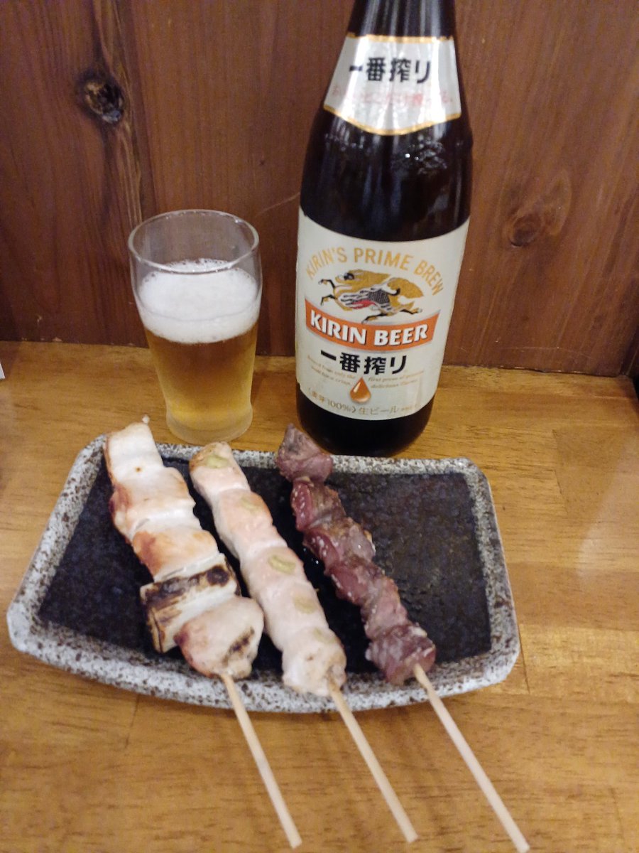 貴族飲みばかりでは飽きるので、庶民の焼鳥飲み🍺
庶民のが高いんだけどね
