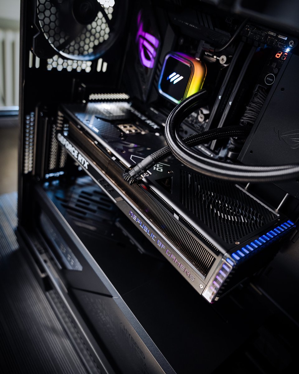 MIFcomGmbH's tweet image. Während Du beim Selbstbau Gefahr läufst, dass Komponenten nicht miteinander kompatibel sind, lehnst Du Dich bei uns entspannt zurück! 😌

➡️ Bestelle jetzt sorgenfrei Deinen nächsten MIFCOM-PC: ow.ly/Lhk750N85zz

#mifcom #asus #rog #rtx4090 #gamingpc