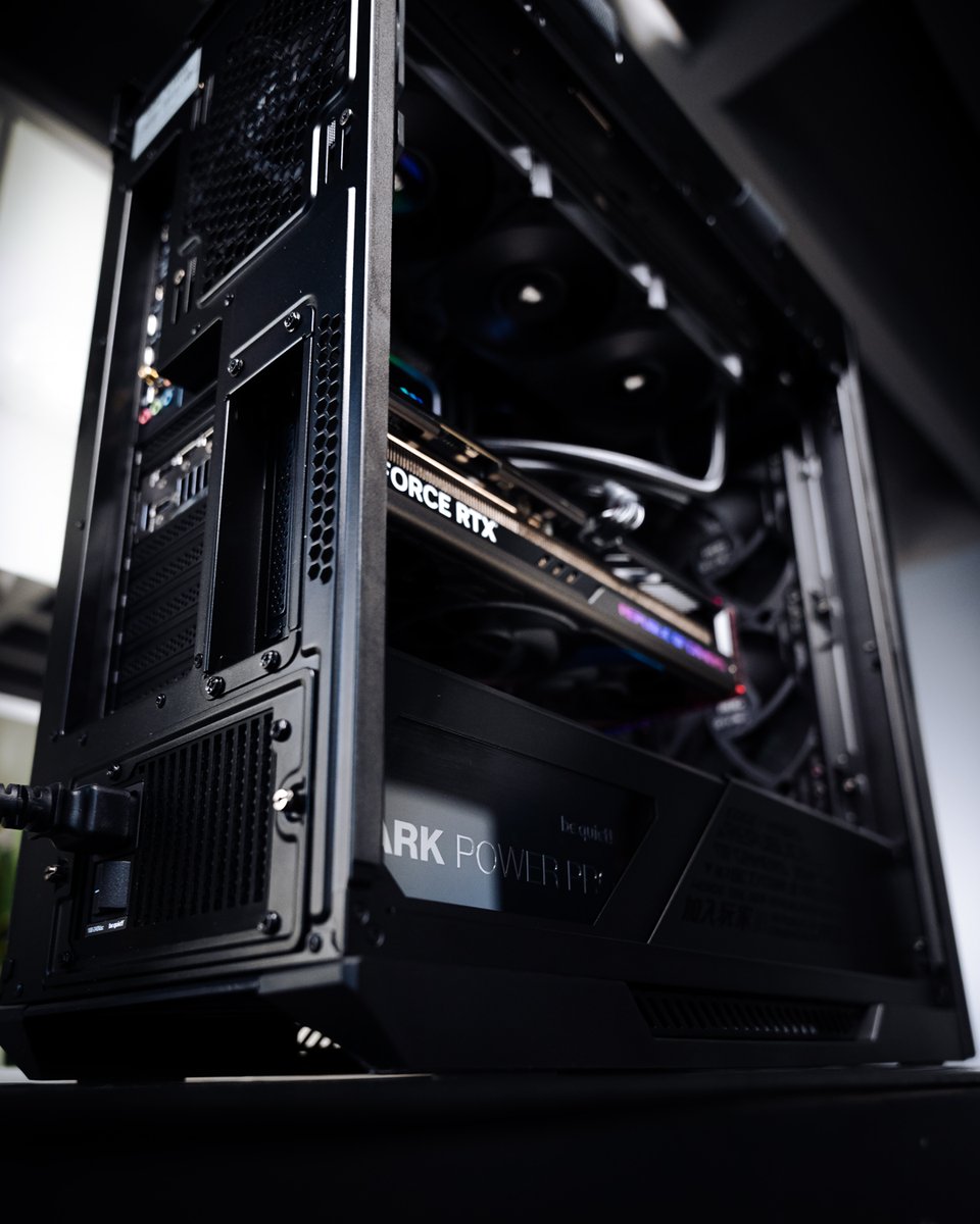 MIFcomGmbH's tweet image. Während Du beim Selbstbau Gefahr läufst, dass Komponenten nicht miteinander kompatibel sind, lehnst Du Dich bei uns entspannt zurück! 😌

➡️ Bestelle jetzt sorgenfrei Deinen nächsten MIFCOM-PC: ow.ly/Lhk750N85zz

#mifcom #asus #rog #rtx4090 #gamingpc