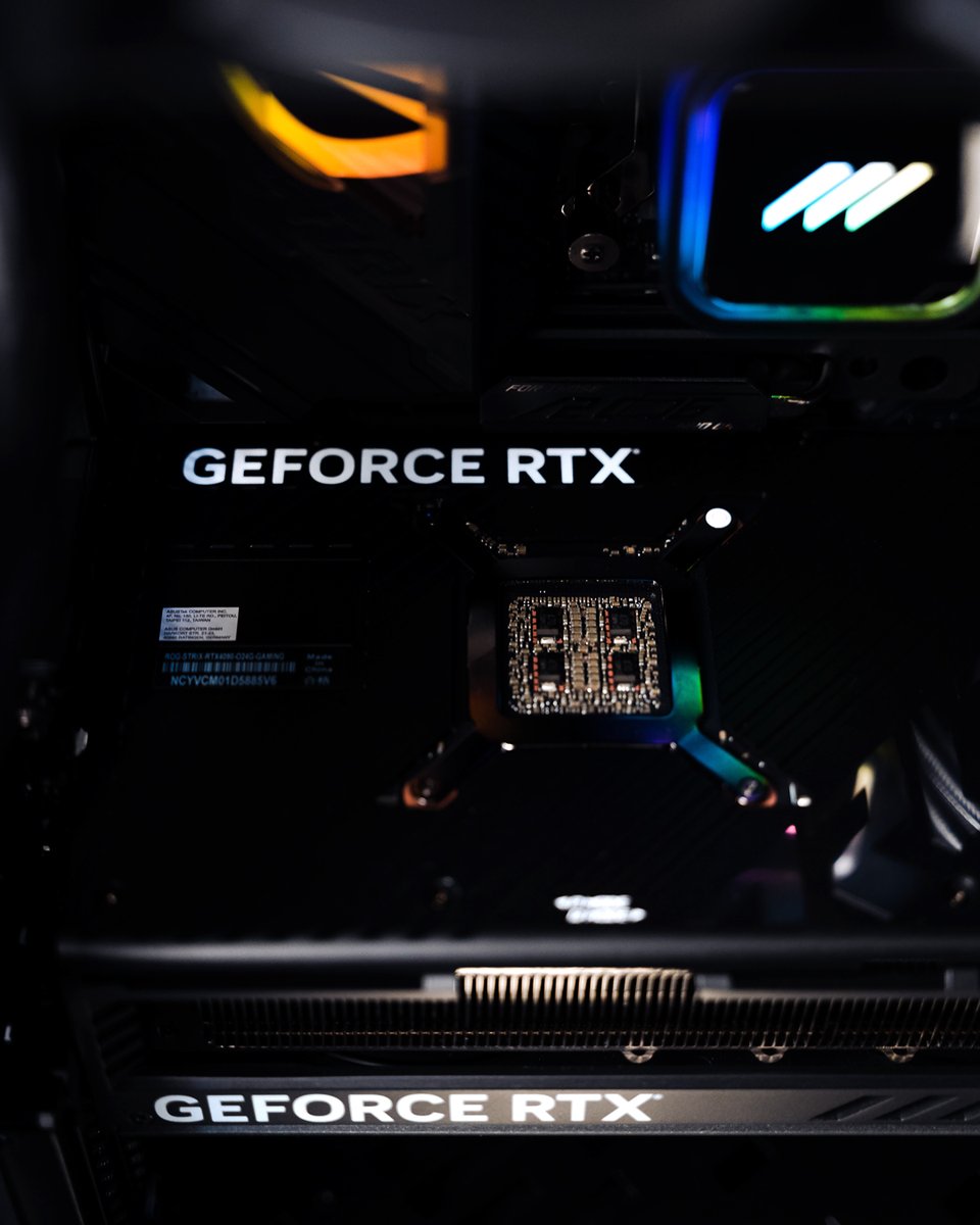 MIFcomGmbH's tweet image. Während Du beim Selbstbau Gefahr läufst, dass Komponenten nicht miteinander kompatibel sind, lehnst Du Dich bei uns entspannt zurück! 😌

➡️ Bestelle jetzt sorgenfrei Deinen nächsten MIFCOM-PC: ow.ly/Lhk750N85zz

#mifcom #asus #rog #rtx4090 #gamingpc