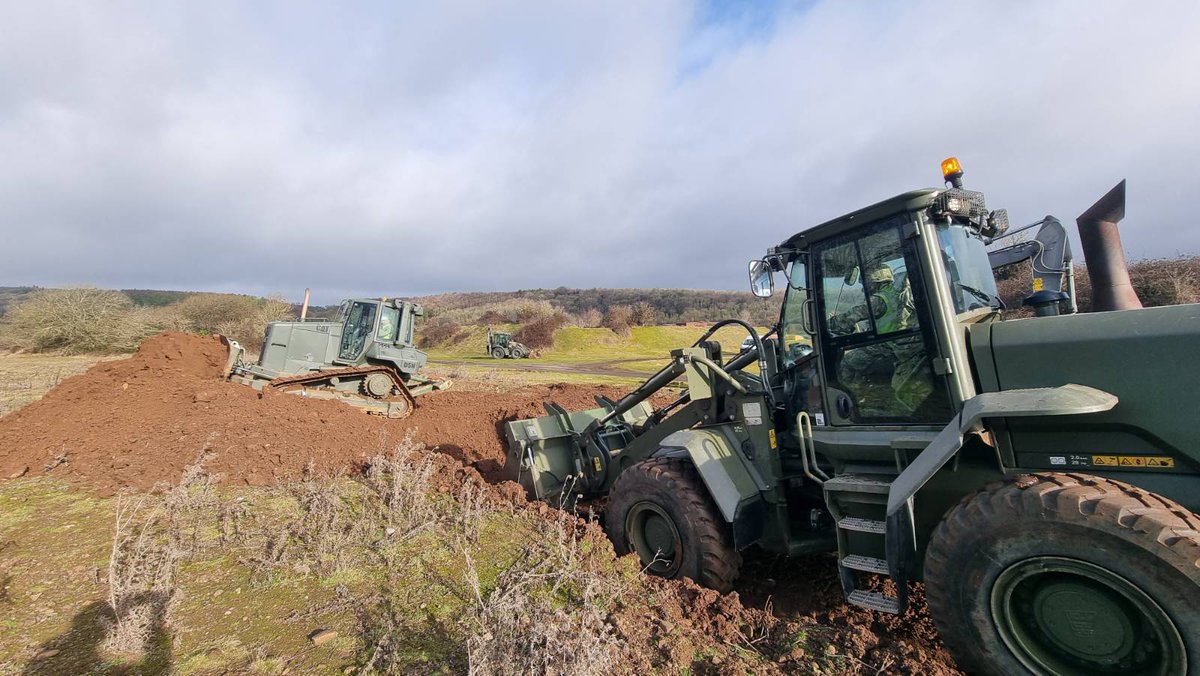 225 Fd Sqn conducted a scenario based Scatmin task where Sappers opened up mobility corridors providing manoeuvre support to a Battlegroup. Along with this, Support Troop was involved in the construction of Anti-Tank Ditches utilising their heavy machinery. #SapperProud